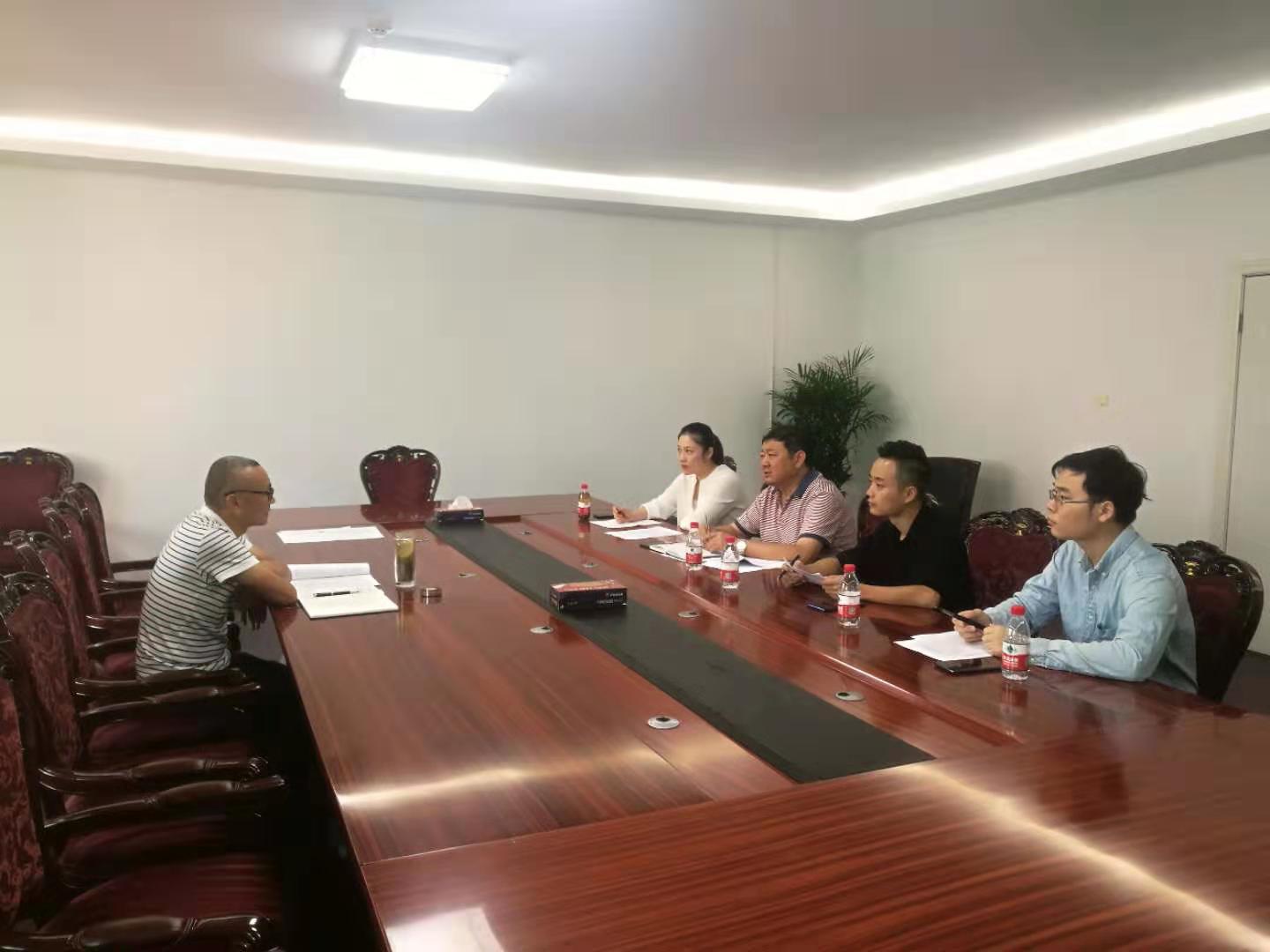 為盡快落實公租房運營管理購買服務(wù)，今天上午市安居公司總經(jīng)理陶永午與中標單位建設(shè)銀行建信公司就合同簽訂、人員配備和介入管理事宜進行商談。.jpg