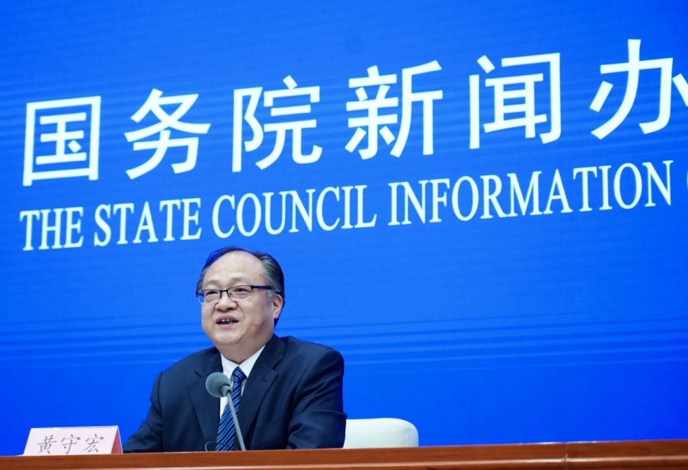 5月22日，國(guó)務(wù)院新聞辦邀請(qǐng)政府工作報(bào)告起草組負(fù)責(zé)人、國(guó)務(wù)院研究室主任黃守宏解讀政府工作報(bào)告有關(guān)情況。新華社記者　陳建力　攝