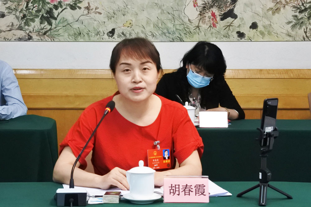 5月23日，全國(guó)人大代表胡春霞在參加分組審議政府工作報(bào)告時(shí)發(fā)言。新華社記者　吳雨　攝