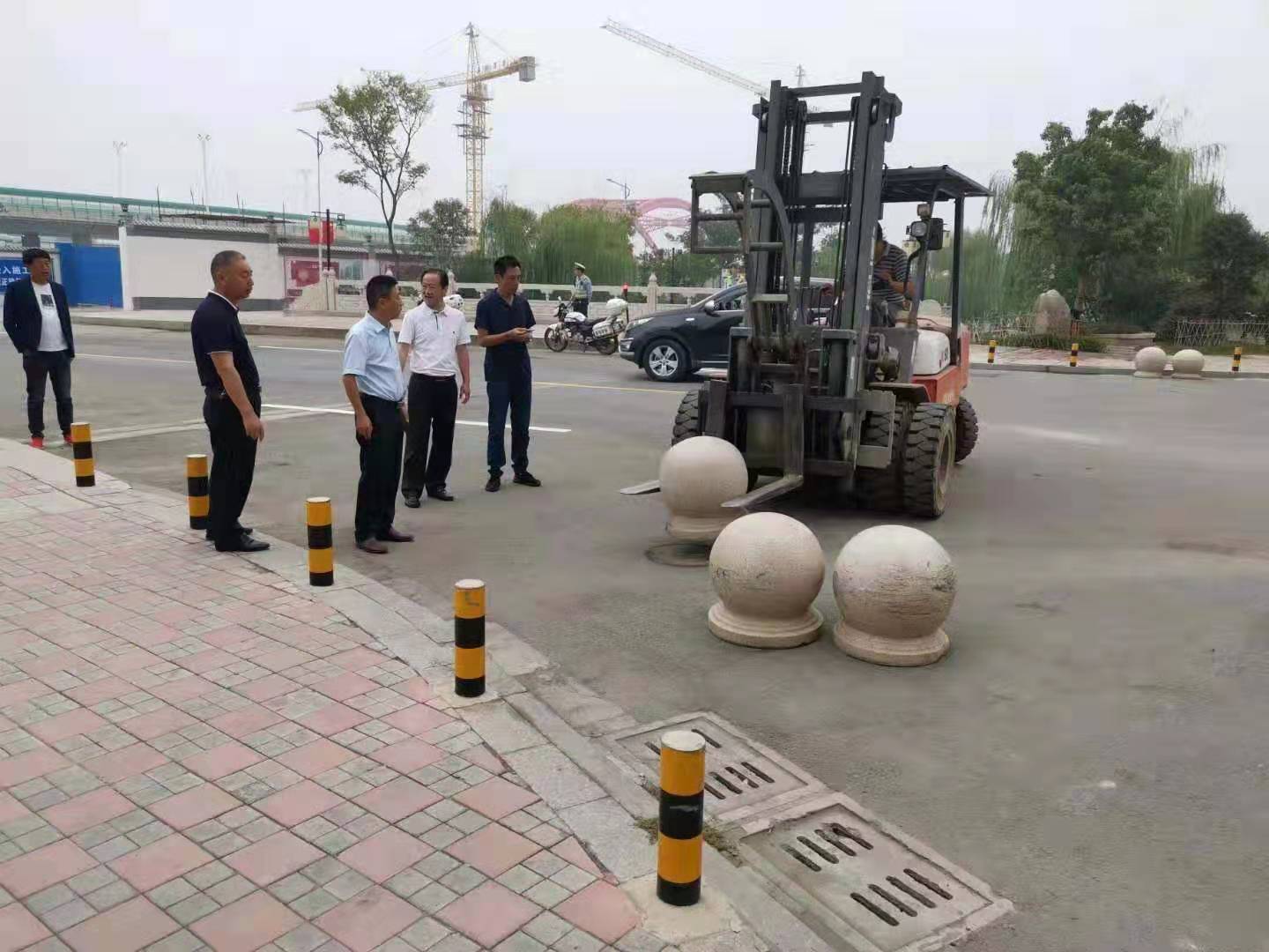 為向新中國(guó)成立七十周年獻(xiàn)禮，市城建集團(tuán)攻堅(jiān)克難，實(shí)現(xiàn)了北門棚改區(qū)域民生路10月1日零時(shí)順利通車。國(guó)慶假期，市城建集團(tuán)堅(jiān)持做好一線工作，在與交警部門共同做好民生路通車保障工作外，抓細(xì)節(jié)，抓落實(shí)，確保其他各項(xiàng)工作有序推進(jìn)。.jpg